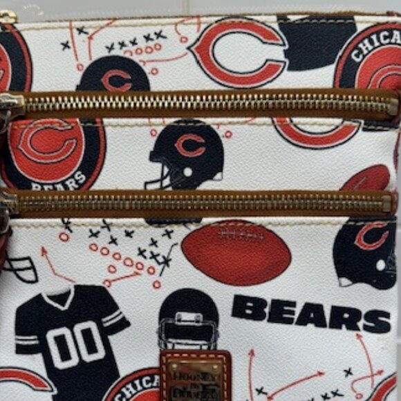Officially Licensed NFL Bears North South Triple Zip Crossbody Dooney & Bourke - Picture 9 of 9